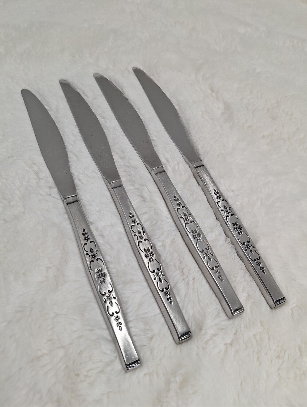 Wm A Rogers Oneida Spanda Stainless Set Of 4 Dinner Knives Floral & Scroll
